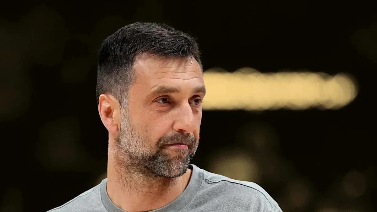 Entraîneur observant l'équipe pendant l'entraînement Entraîneur observant l'équipe pendant l'entraînement