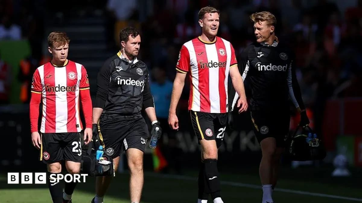 Quatre joueurs de Brentford marchant sur le terrain Quatre joueurs de Brentford marchant sur le terrain
