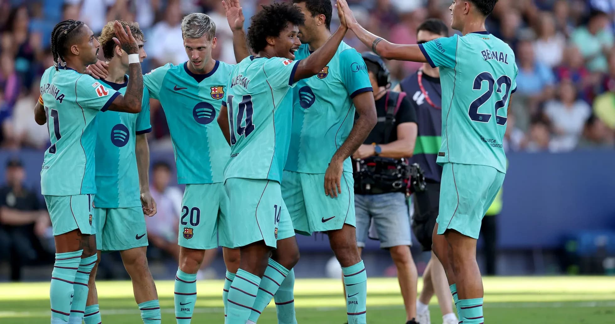 Joueurs du FC Barcelone célébrant un but ensemble Joueurs du FC Barcelone célébrant un but ensemble