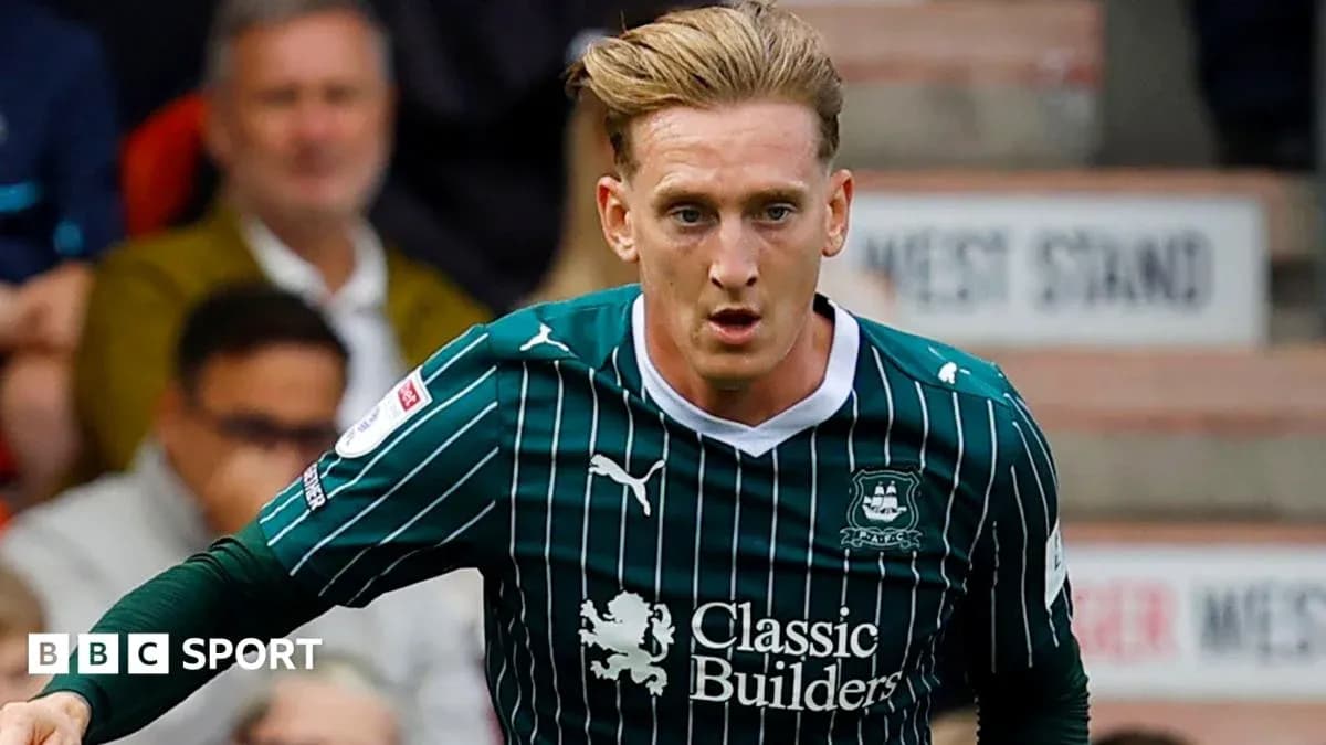 Joueur de Plymouth Argyle en action sur le terrain Joueur de Plymouth Argyle en action sur le terrain