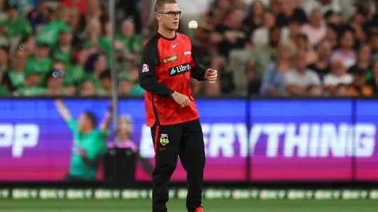 Joueur lançant une balle sur le terrain de cricket Joueur lançant une balle sur le terrain de cricket