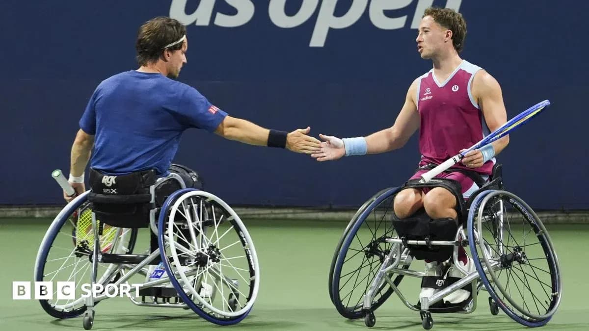 Deux joueurs en fauteuil roulant se serrant la main Deux joueurs en fauteuil roulant se serrant la main