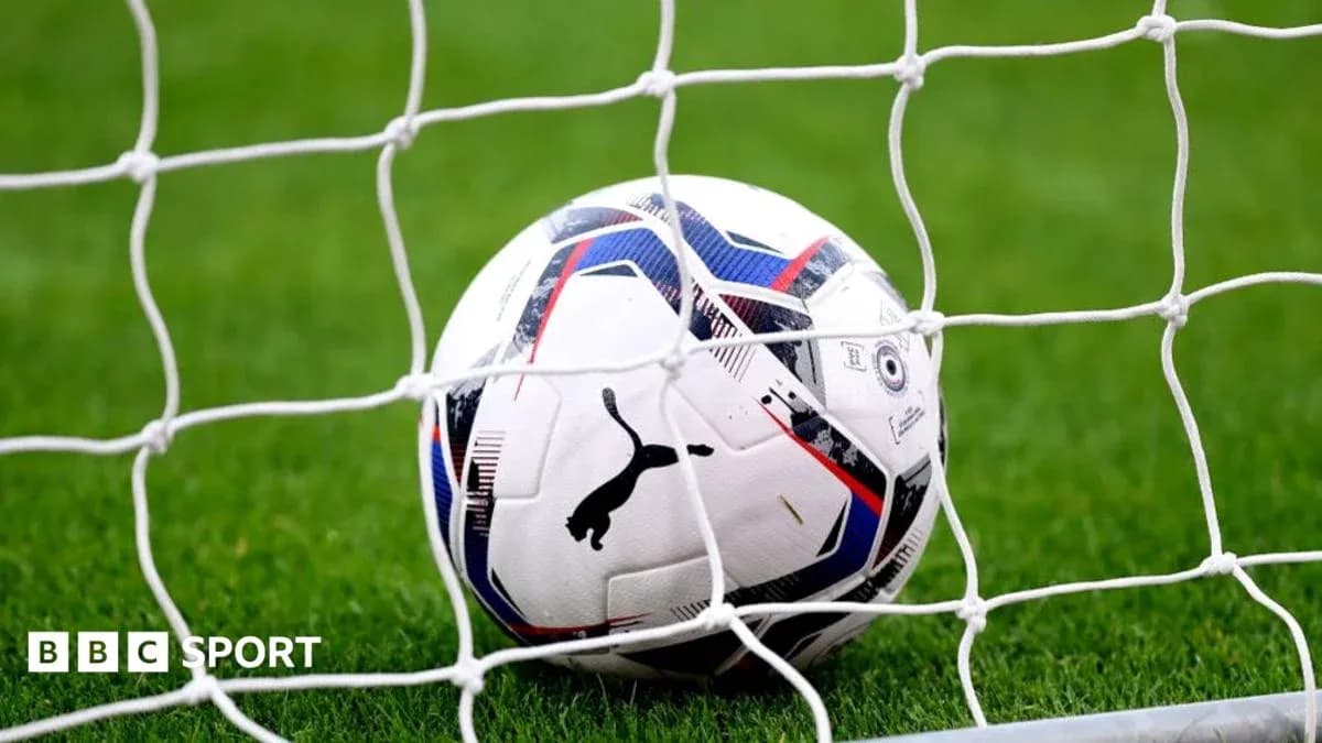Ball dans le filet de but sur le terrain Ball dans le filet de but sur le terrain