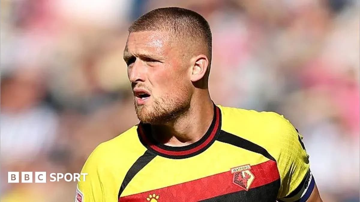 Joueur de Watford en tenue de match sur le terrain Joueur de Watford en tenue de match sur le terrain