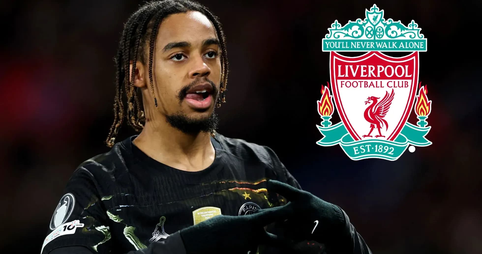 Joueur gesticulant avec le logo de Liverpool en arrière-plan Joueur gesticulant avec le logo de Liverpool en arrière-plan