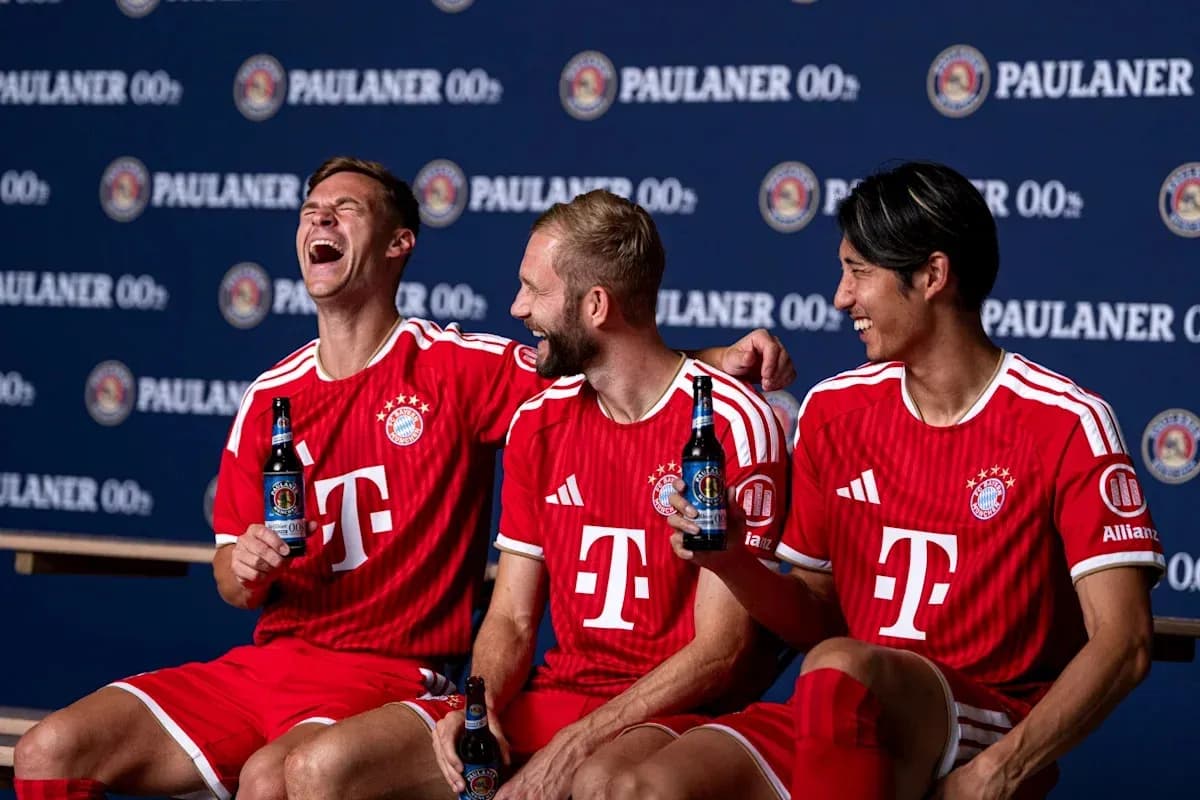 Joueurs de Bayern Munich posant avec des boissons Joueurs de Bayern Munich posant avec des boissons