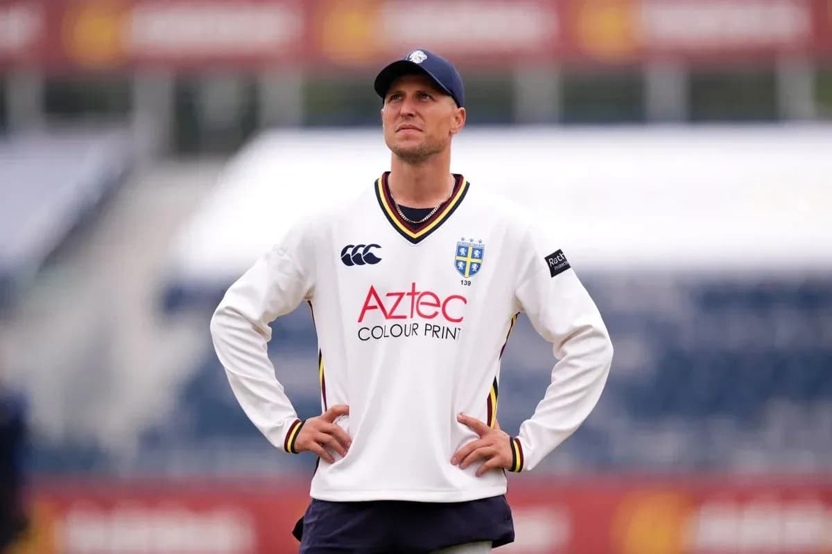 Joueur de cricket en tenue sur le terrain Joueur de cricket en tenue sur le terrain