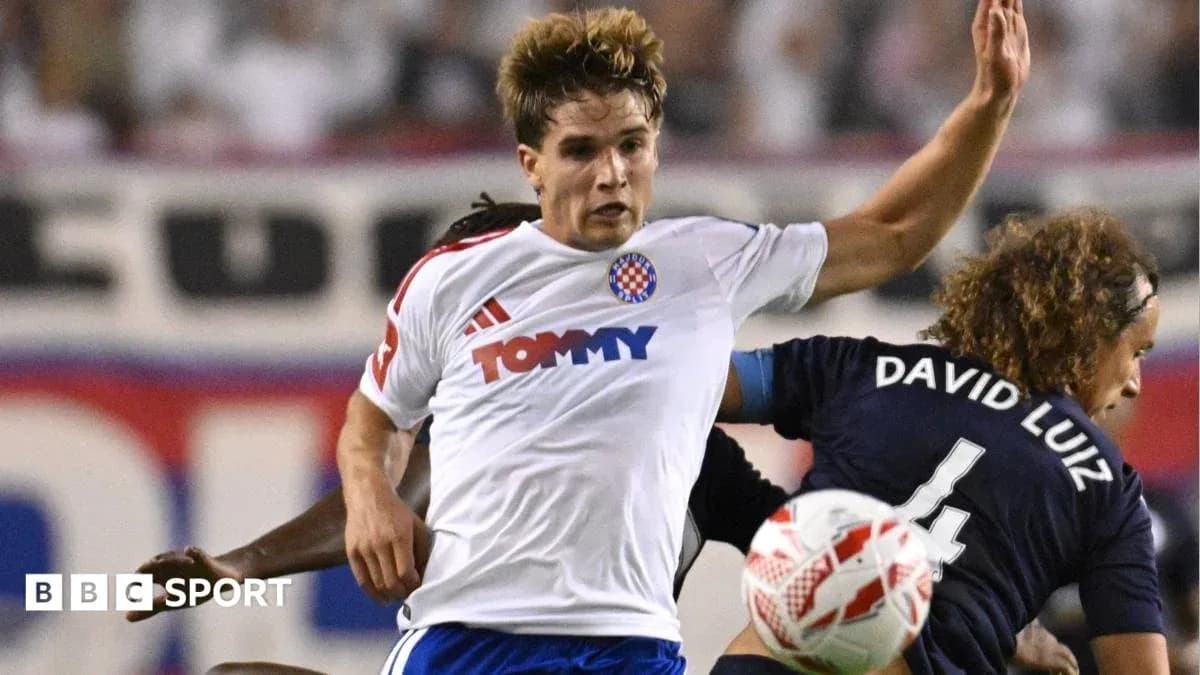 Joueur en blanc chuté par un adversaire en bleu Joueur en blanc chuté par un adversaire en bleu