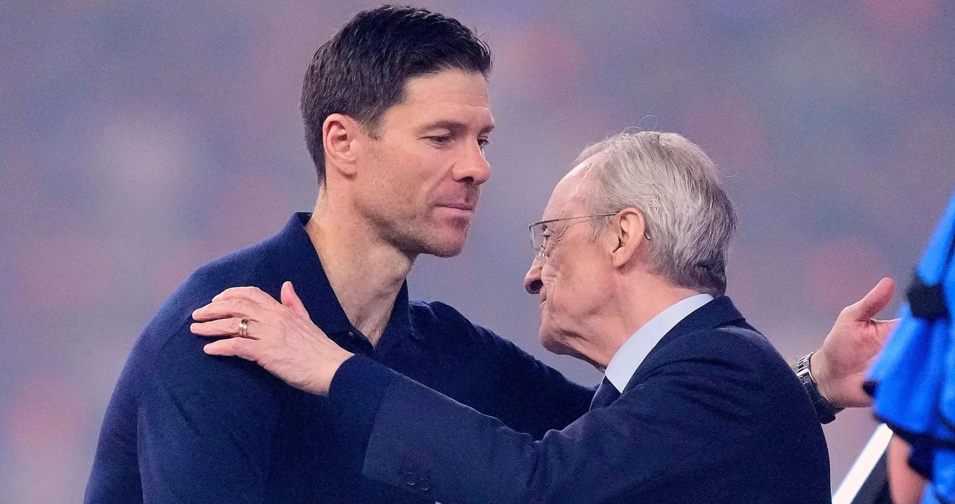 Deux hommes se saluant sur le terrain de football Deux hommes se saluant sur le terrain de football