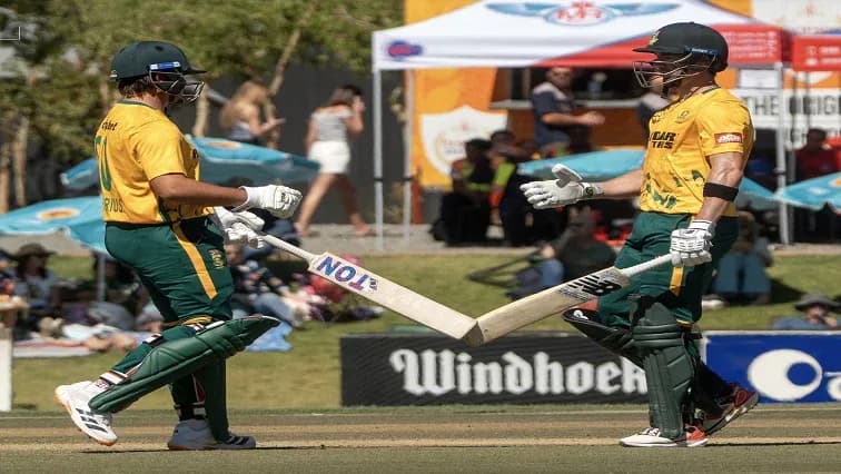 Deux joueurs de cricket se félicitant sur le terrain Deux joueurs de cricket se félicitant sur le terrain