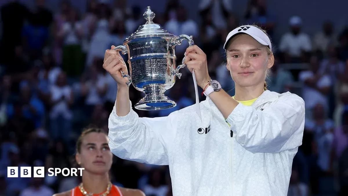 Joueuse tenant le trophée après la victoire au tournoi Joueuse tenant le trophée après la victoire au tournoi