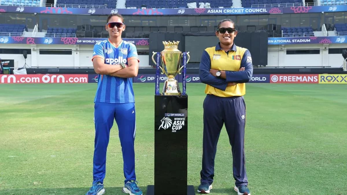 Capitaines des équipes devant le trophée de l'Asia Cup Capitaines des équipes devant le trophée de l'Asia Cup