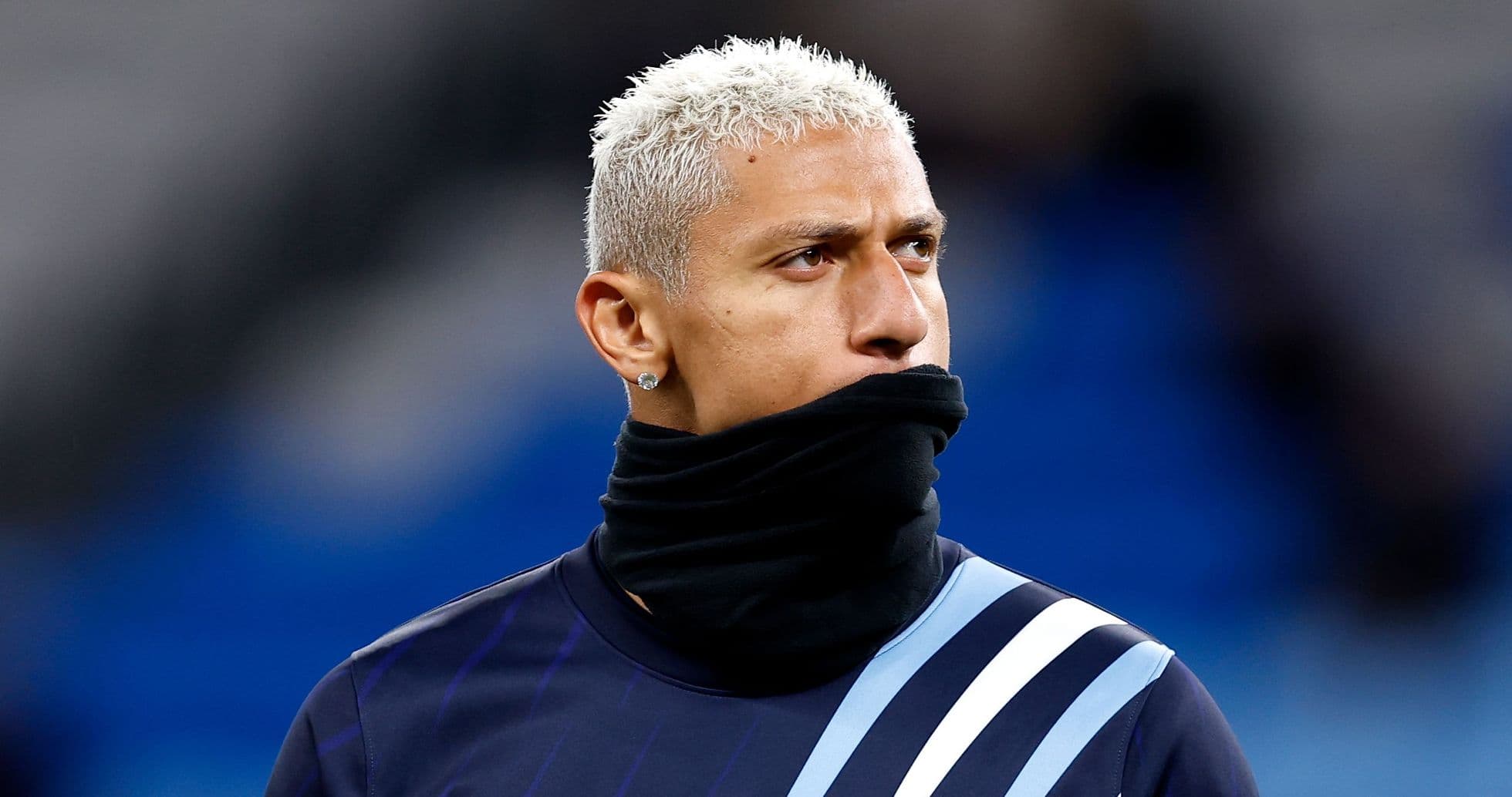 Joueur avec un foulard noir avant le match Joueur avec un foulard noir avant le match