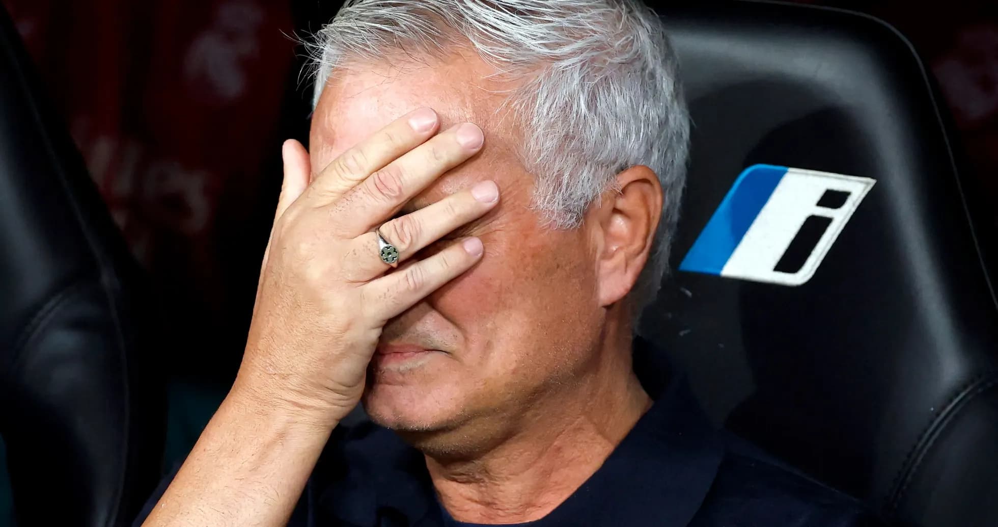 Entraîneur se cachant le visage sur le banc Entraîneur se cachant le visage sur le banc