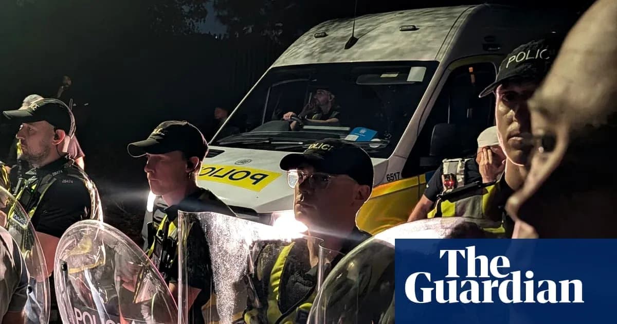 Groupe de policiers en ligne avec un fourgon police Groupe de policiers en ligne avec un fourgon police