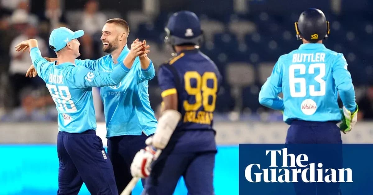 Joueurs anglais célébrant une prise pendant un match Joueurs anglais célébrant une prise pendant un match