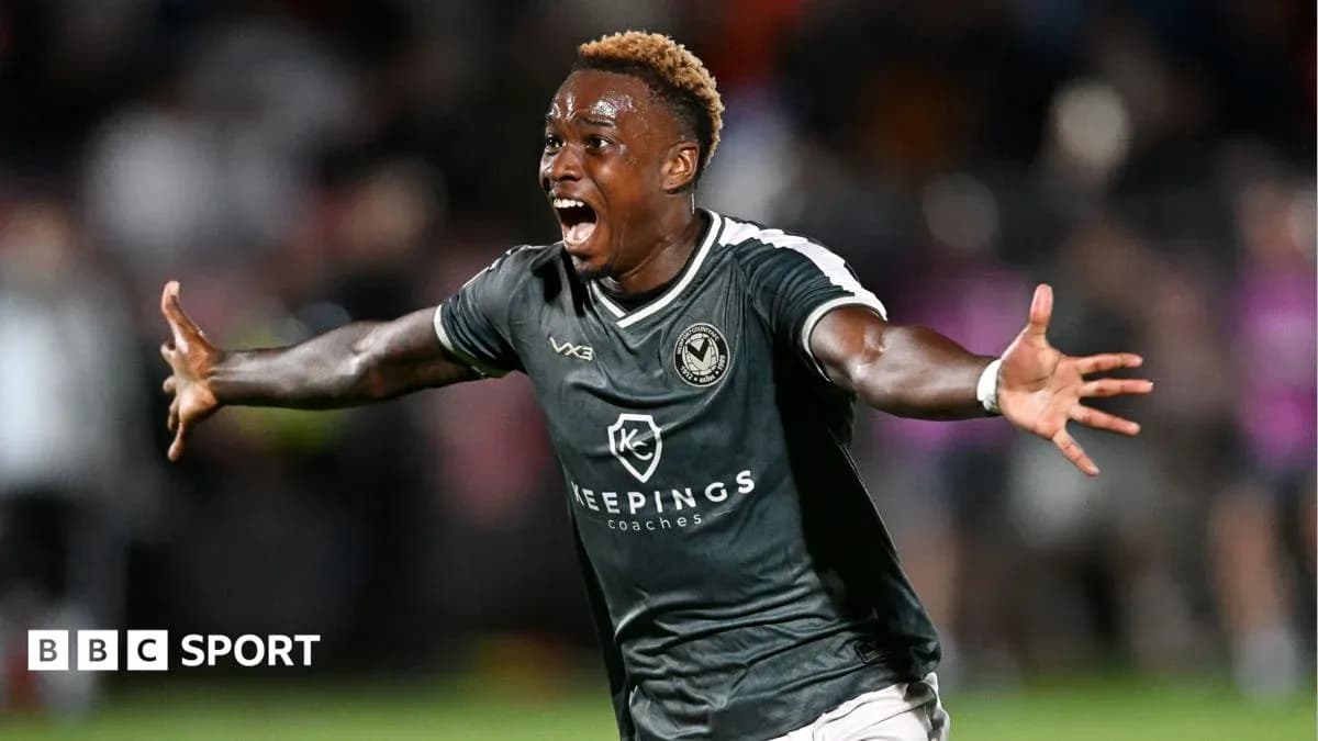Joueur célébrant un but lors d'un match Joueur célébrant un but lors d'un match