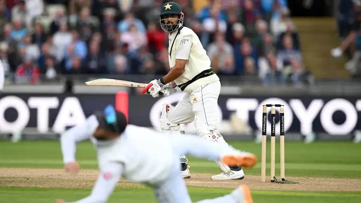 Batteur pakistanais frappant la balle lors d'un match Batteur pakistanais frappant la balle lors d'un match