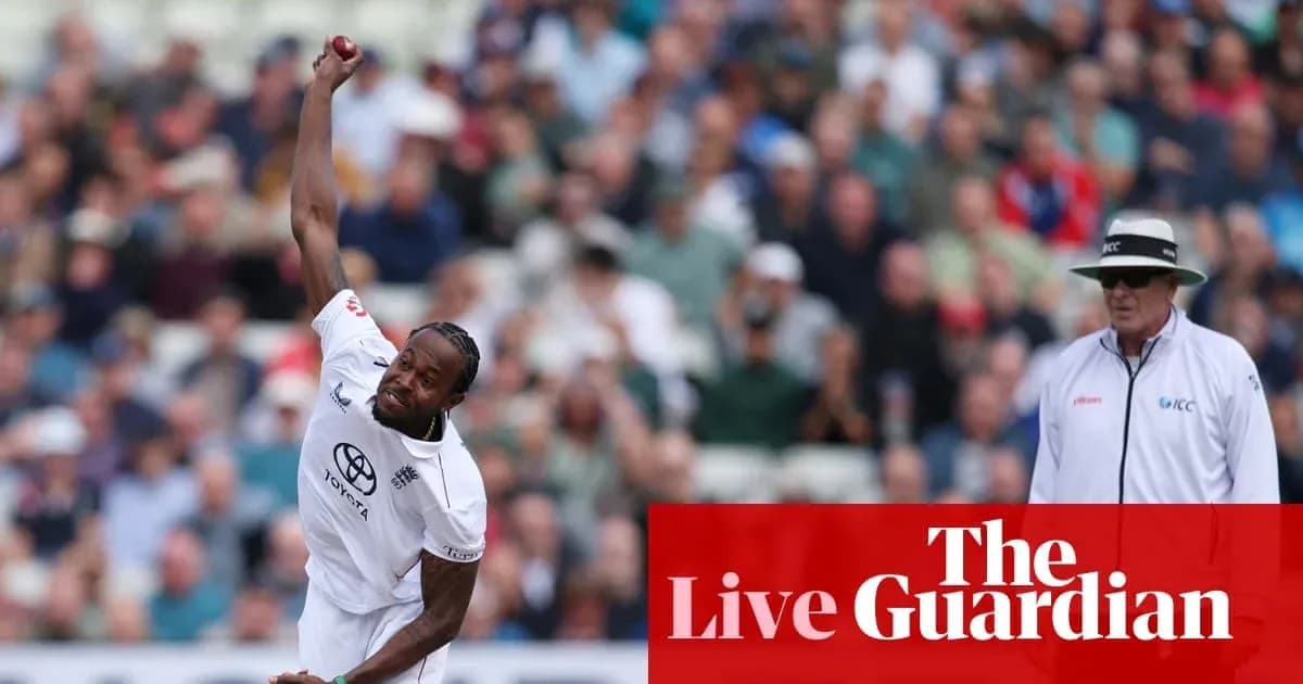 Joueur de cricket lançant la balle devant l'arbitre Joueur de cricket lançant la balle devant l'arbitre