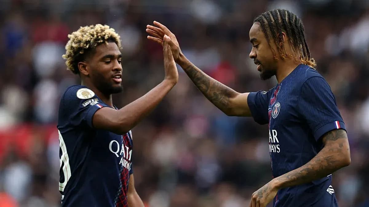Deux joueurs du PSG se félicitent sur le terrain Deux joueurs du PSG se félicitent sur le terrain