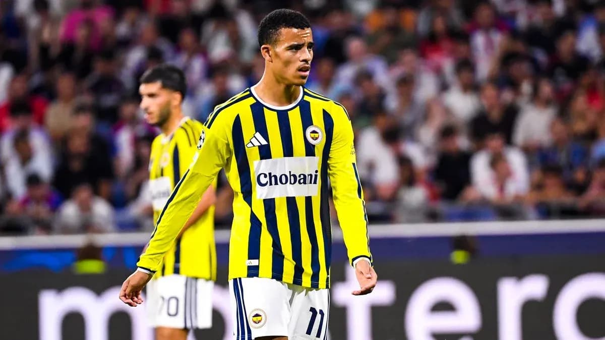 Joueur de Fenerbahçe sur le terrain lors d'un match Joueur de Fenerbahçe sur le terrain lors d'un match