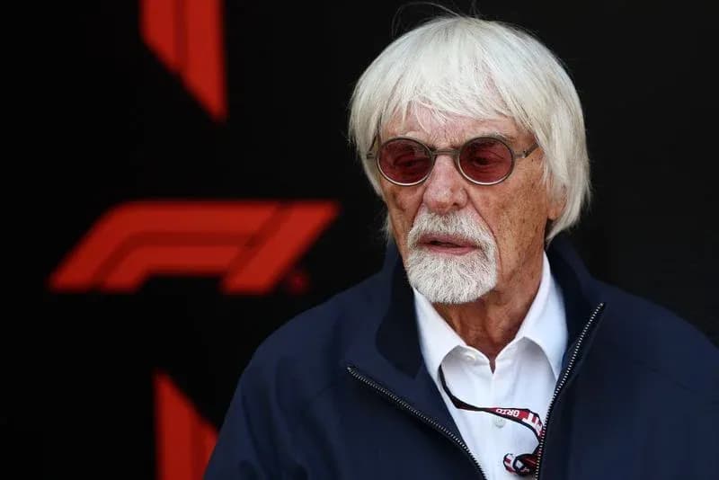 Person avec des lunettes près du logo F1 Person avec des lunettes près du logo F1