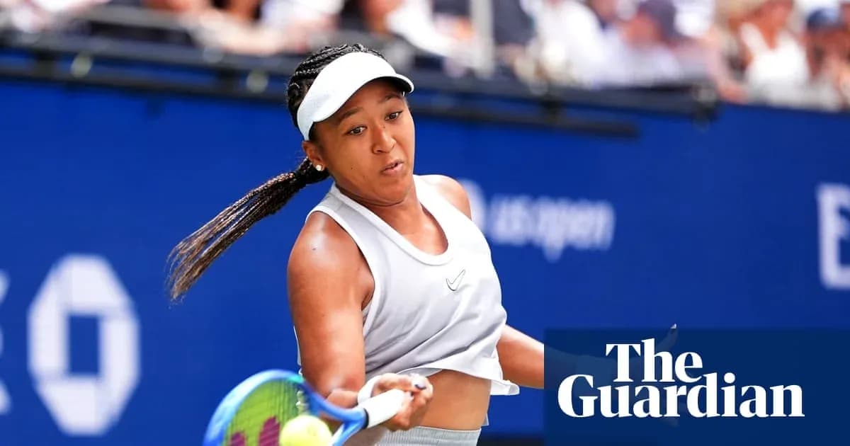 Naomi Osaka frappant une balle lors d'un match Naomi Osaka frappant une balle lors d'un match
