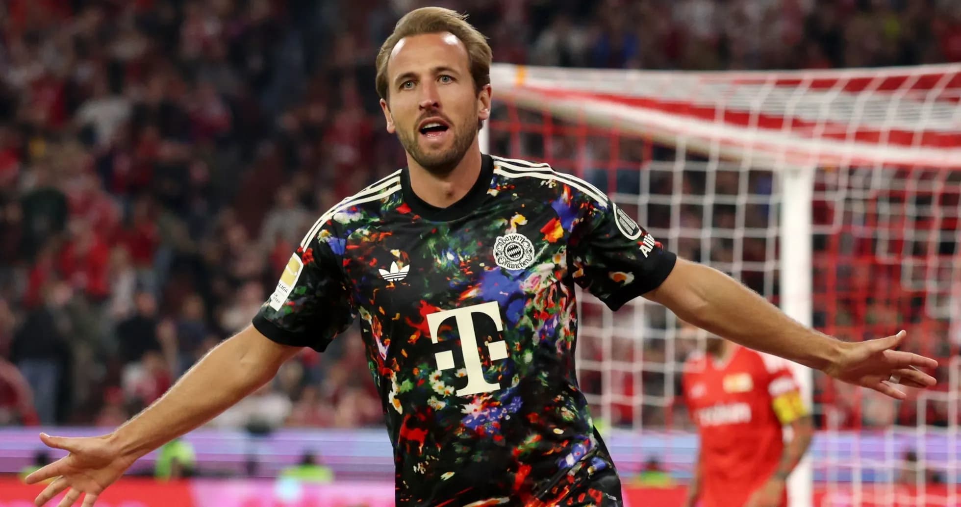 Joueur célébrant un but avec maillot coloré Joueur célébrant un but avec maillot coloré