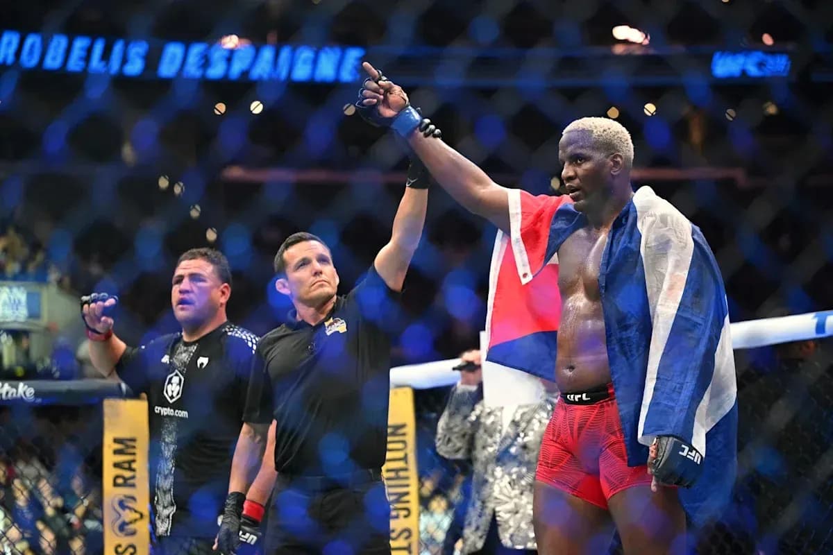 L'athlète célébrant sa victoire avec un drapeau L'athlète célébrant sa victoire avec un drapeau