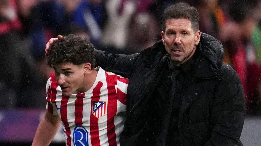 Joueur d'Atletico Madrid aidé par l'entraîneur Joueur d'Atletico Madrid aidé par l'entraîneur