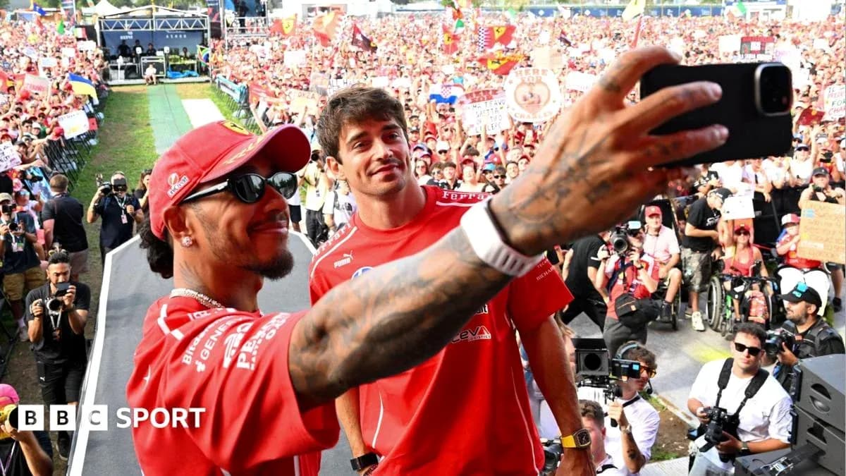 Pilotes prenant un selfie devant des fans en liesse Pilotes prenant un selfie devant des fans en liesse