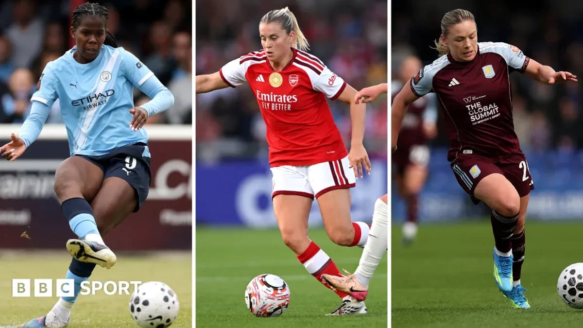 Trois joueuses de football en action sur le terrain Trois joueuses de football en action sur le terrain