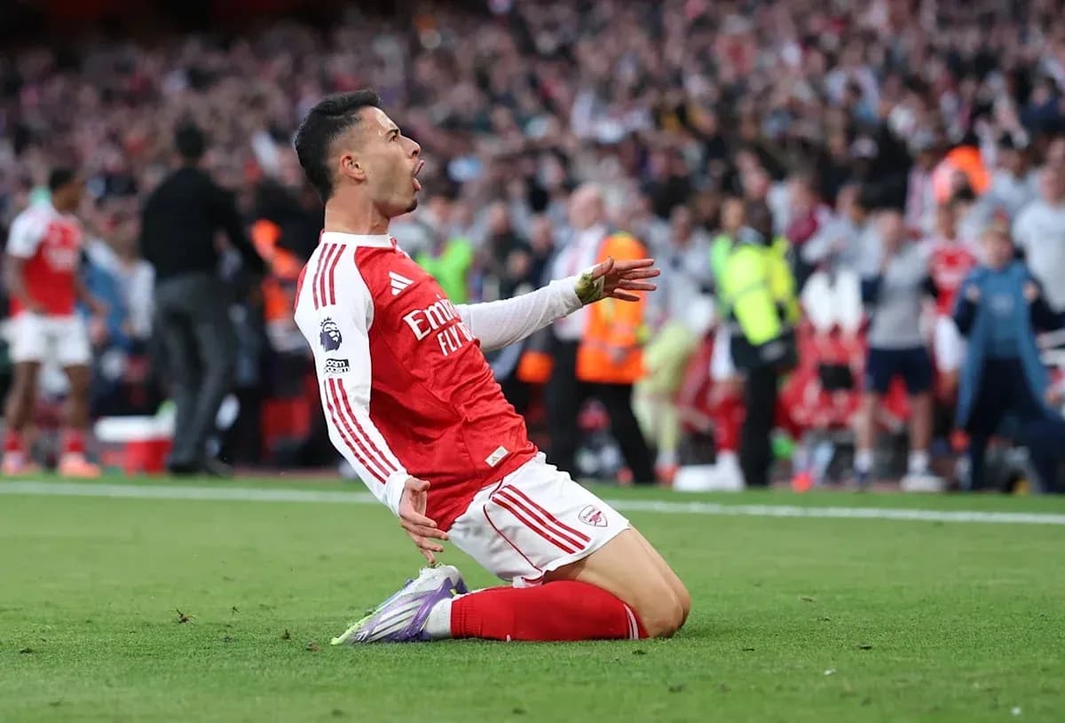 Joueur célébrant un but sur le terrain d'Emirates Stadium Joueur célébrant un but sur le terrain d'Emirates Stadium