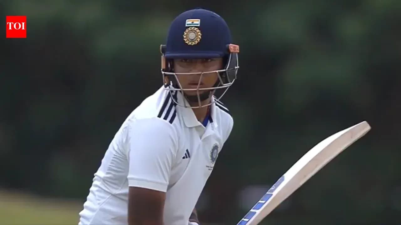 Joueur de cricket prêt à frapper avec batte Joueur de cricket prêt à frapper avec batte