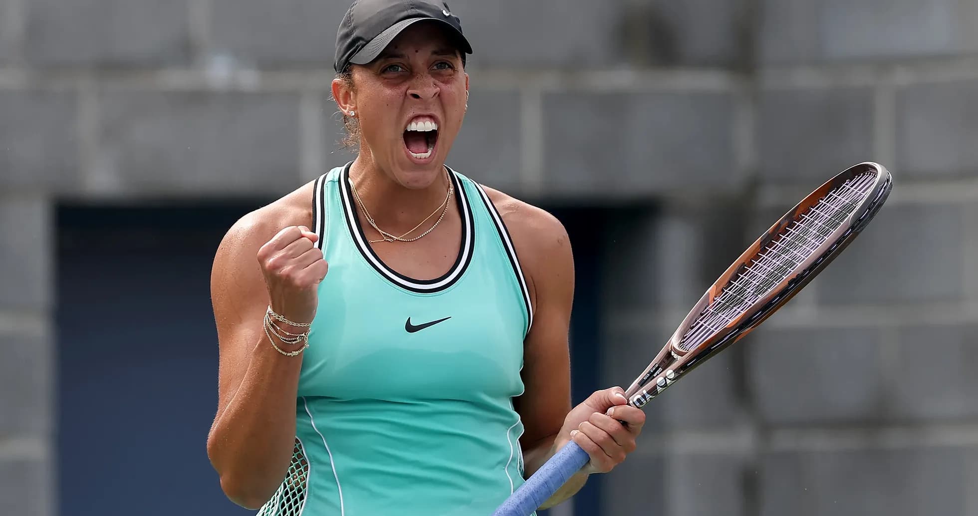 Joueuse de tennis célébrant avec sa raquette Joueuse de tennis célébrant avec sa raquette