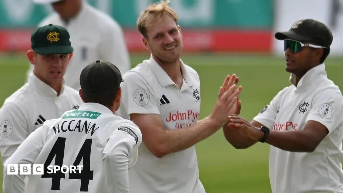 Joueurs de cricket célébrant une prise réussie Joueurs de cricket célébrant une prise réussie