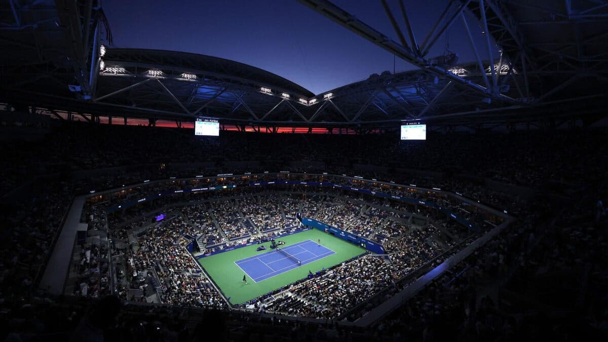 Stade de tennis rempli lors d'un match nocturne Stade de tennis rempli lors d'un match nocturne