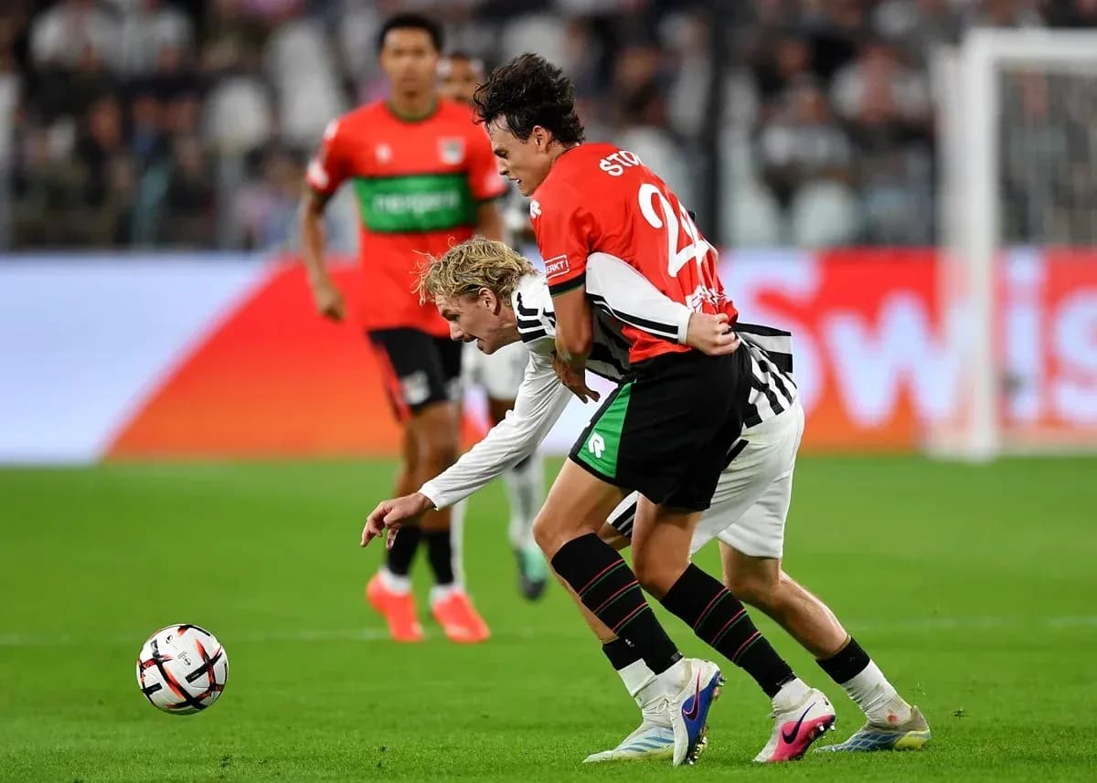 Joueurs en lutte pour le ballon sur le terrain Joueurs en lutte pour le ballon sur le terrain