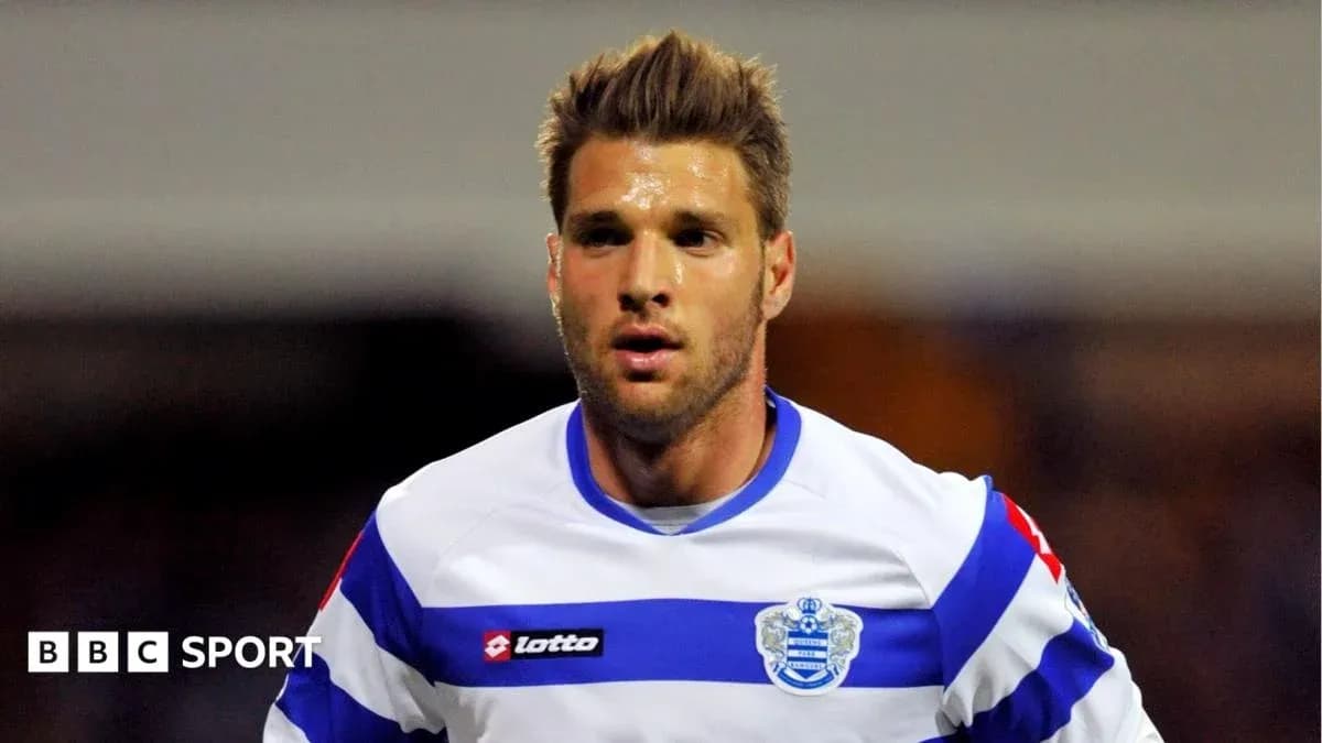 Joueur de QPR en maillot rayé lors d'un match Joueur de QPR en maillot rayé lors d'un match