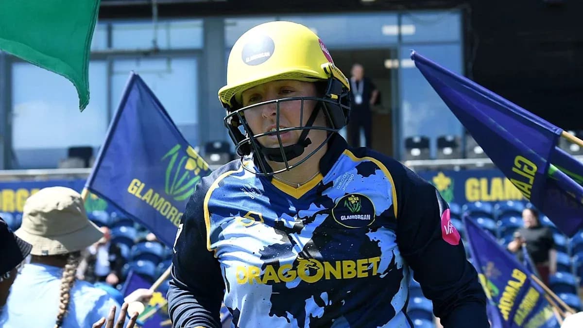 Joueuse de Glamorgan entrant sur le terrain avec des drapeaux Joueuse de Glamorgan entrant sur le terrain avec des drapeaux