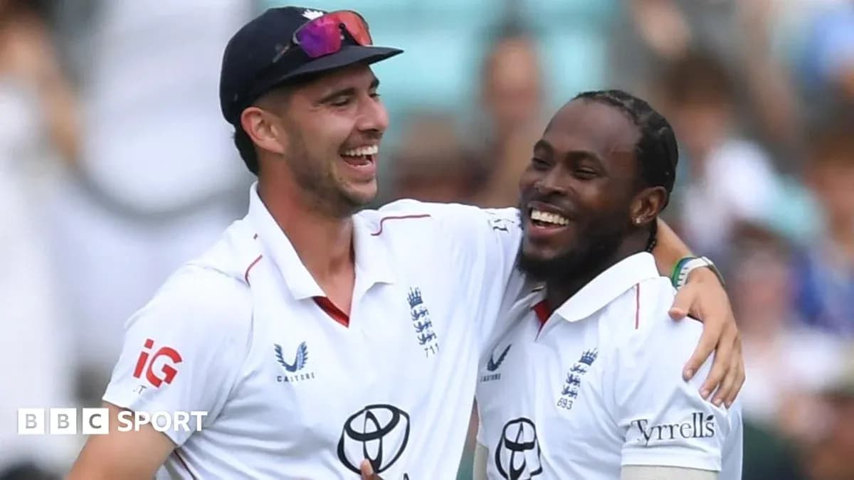 Deux joueurs de cricket anglais célébrant ensemble Deux joueurs de cricket anglais célébrant ensemble