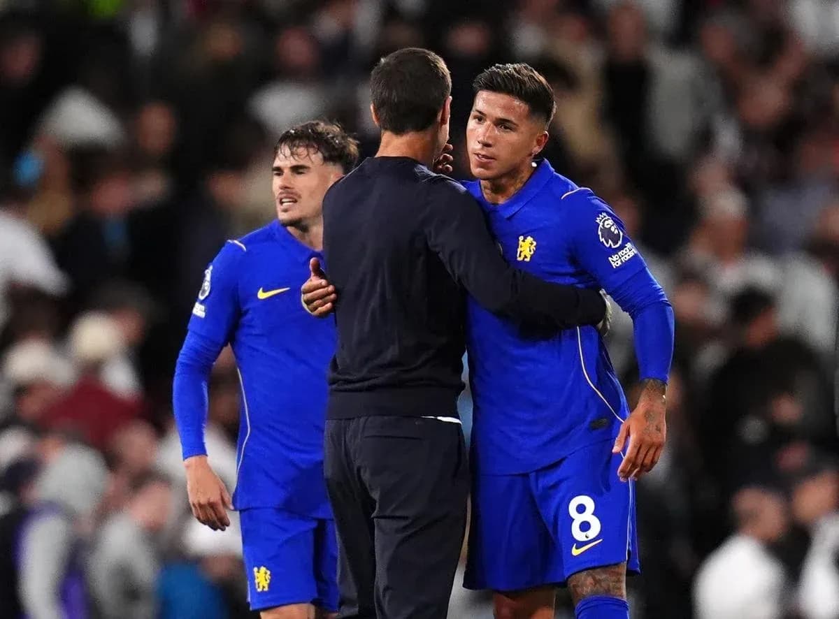 Joueurs de Chelsea félicitant leur entraîneur après le match Joueurs de Chelsea félicitant leur entraîneur après le match