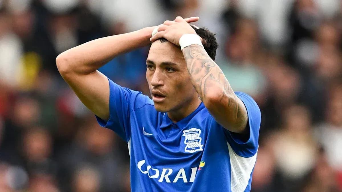 Joueur de Birmingham City tenant sa tête en signe de frustration Joueur de Birmingham City tenant sa tête en signe de frustration
