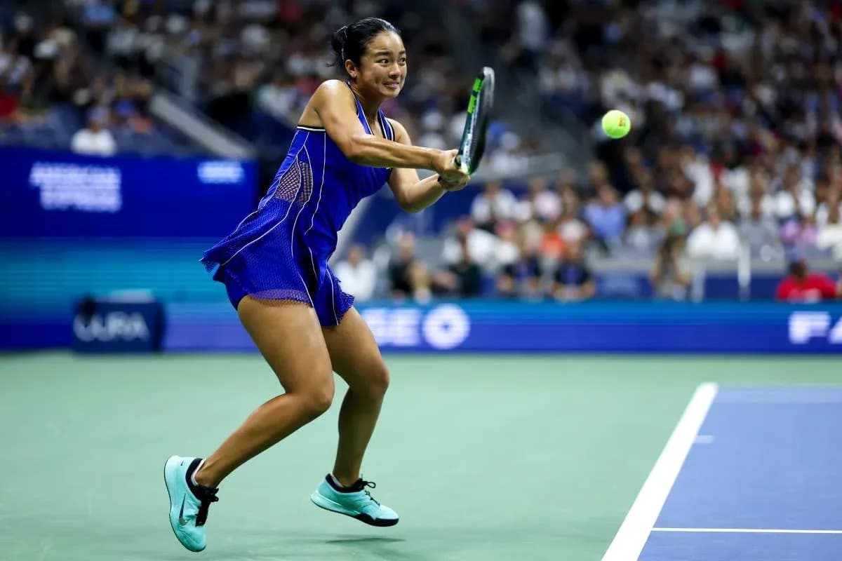 Joueuse frappant la balle lors d'un match de tennis Joueuse frappant la balle lors d'un match de tennis