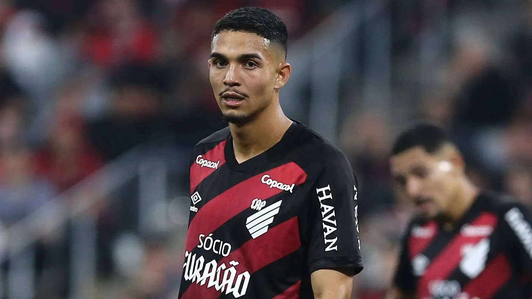 Joueur en maillot rouge et noir sur le terrain Joueur en maillot rouge et noir sur le terrain