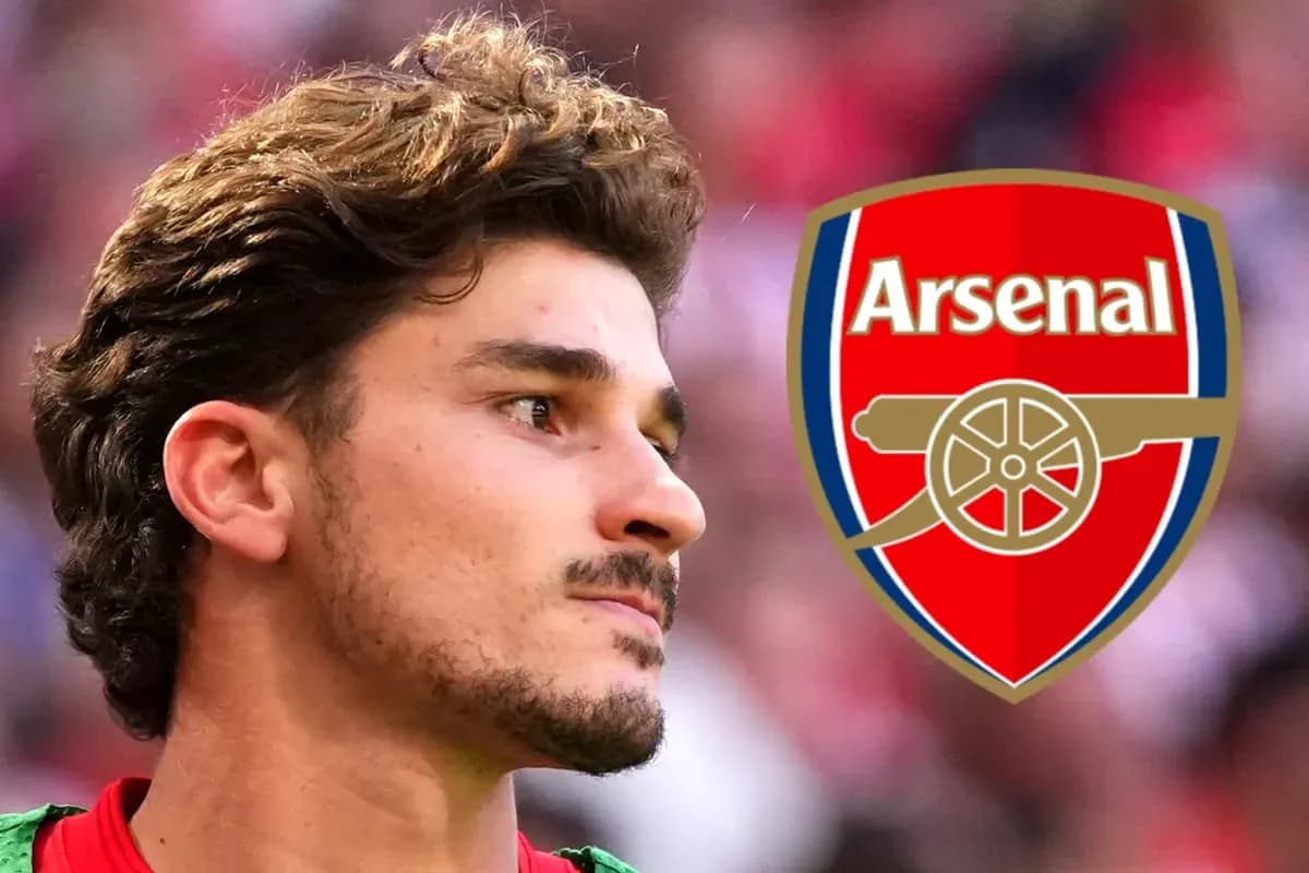 Joueur d'Arsenal avec le logo du club en arrière-plan Joueur d'Arsenal avec le logo du club en arrière-plan