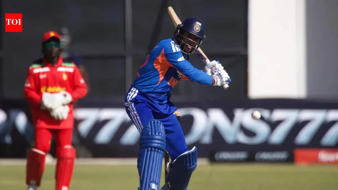Joueur indien frappant la balle lors du match Joueur indien frappant la balle lors du match