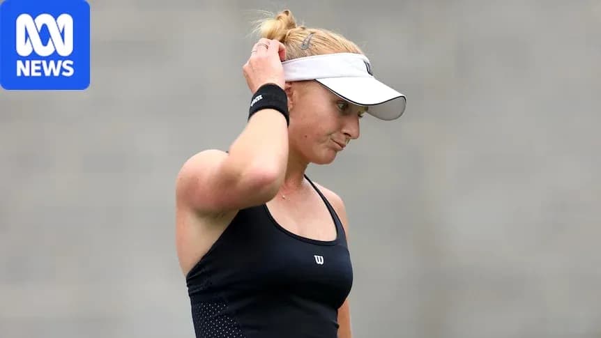 Joueuse de tennis se tenant la tête sur le court Joueuse de tennis se tenant la tête sur le court