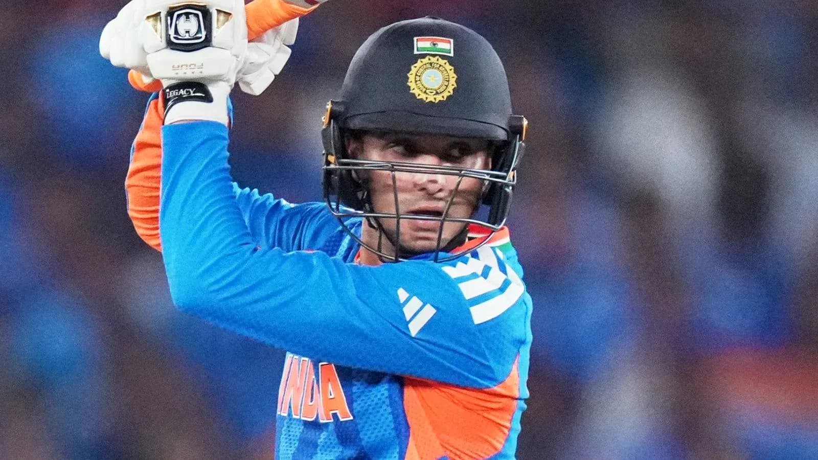 Joueur de cricket indien prêt à frapper la balle Joueur de cricket indien prêt à frapper la balle