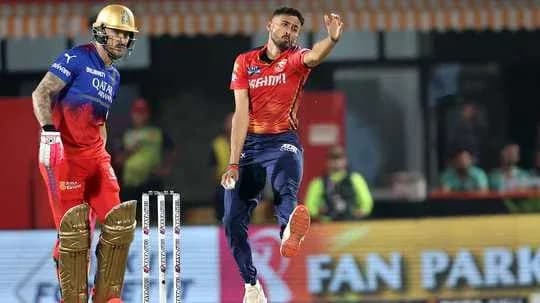 Joueur lançant la balle pendant un match de cricket Joueur lançant la balle pendant un match de cricket